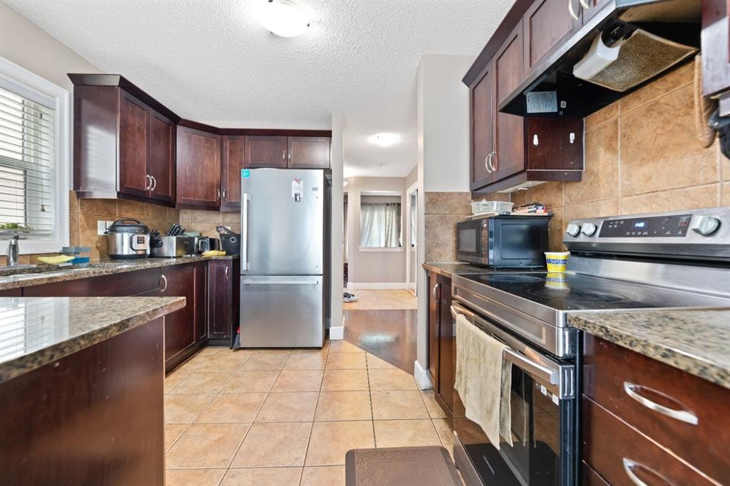 935 Windhaven Close Sw, Airdrie, AB - Indoor Photo Showing Kitchen
