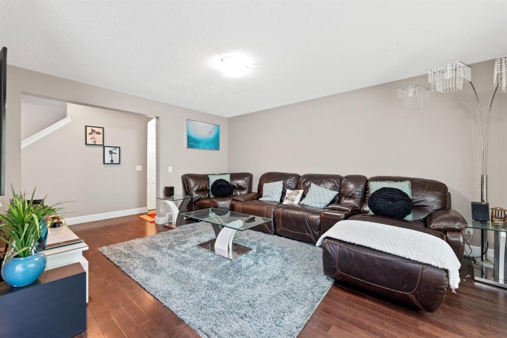 935 Windhaven Close Sw, Airdrie, AB - Indoor Photo Showing Living Room