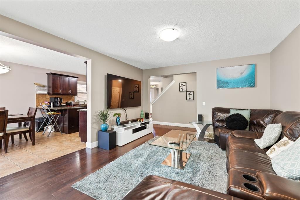 935 Windhaven Close Sw, Airdrie, AB - Indoor Photo Showing Living Room