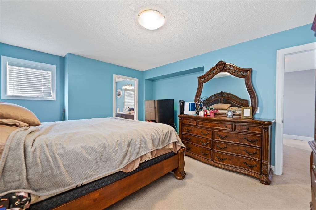 935 Windhaven Close Sw, Airdrie, AB - Indoor Photo Showing Bedroom