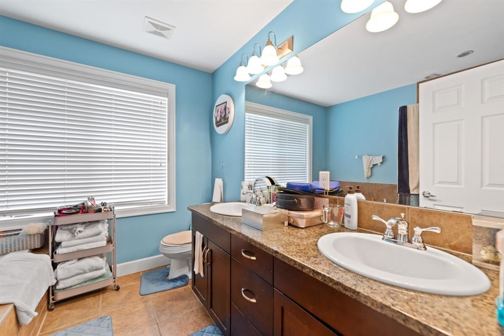 935 Windhaven Close Sw, Airdrie, AB - Indoor Photo Showing Bathroom
