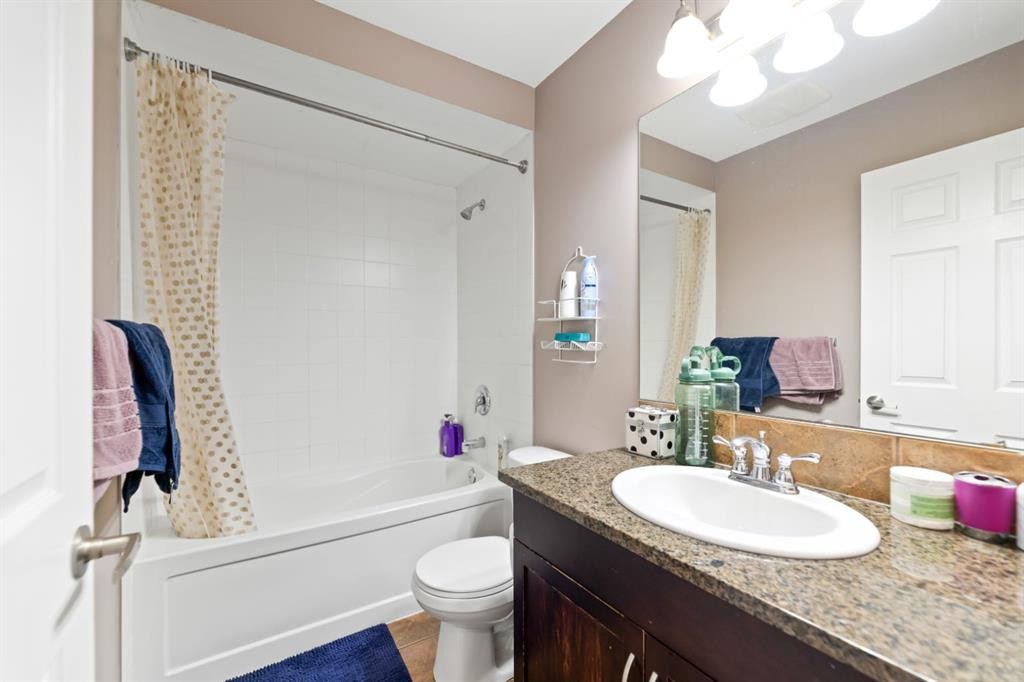 935 Windhaven Close Sw, Airdrie, AB - Indoor Photo Showing Bathroom
