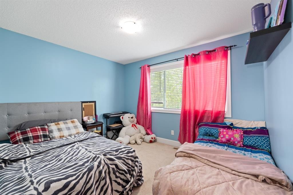 935 Windhaven Close Sw, Airdrie, AB - Indoor Photo Showing Bedroom