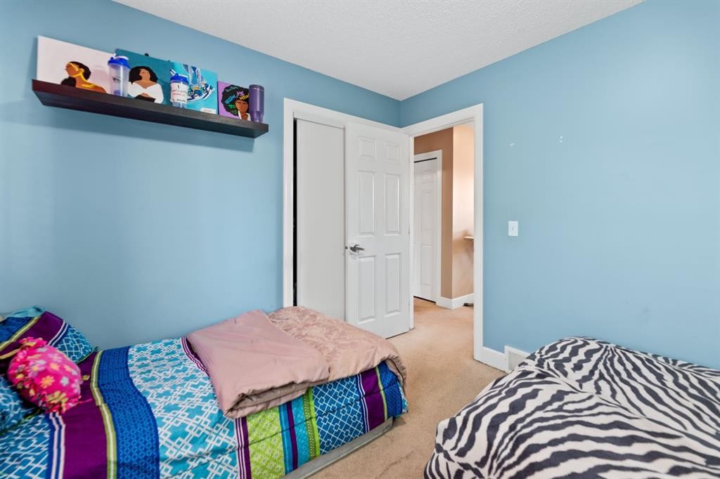 935 Windhaven Close Sw, Airdrie, AB - Indoor Photo Showing Bedroom