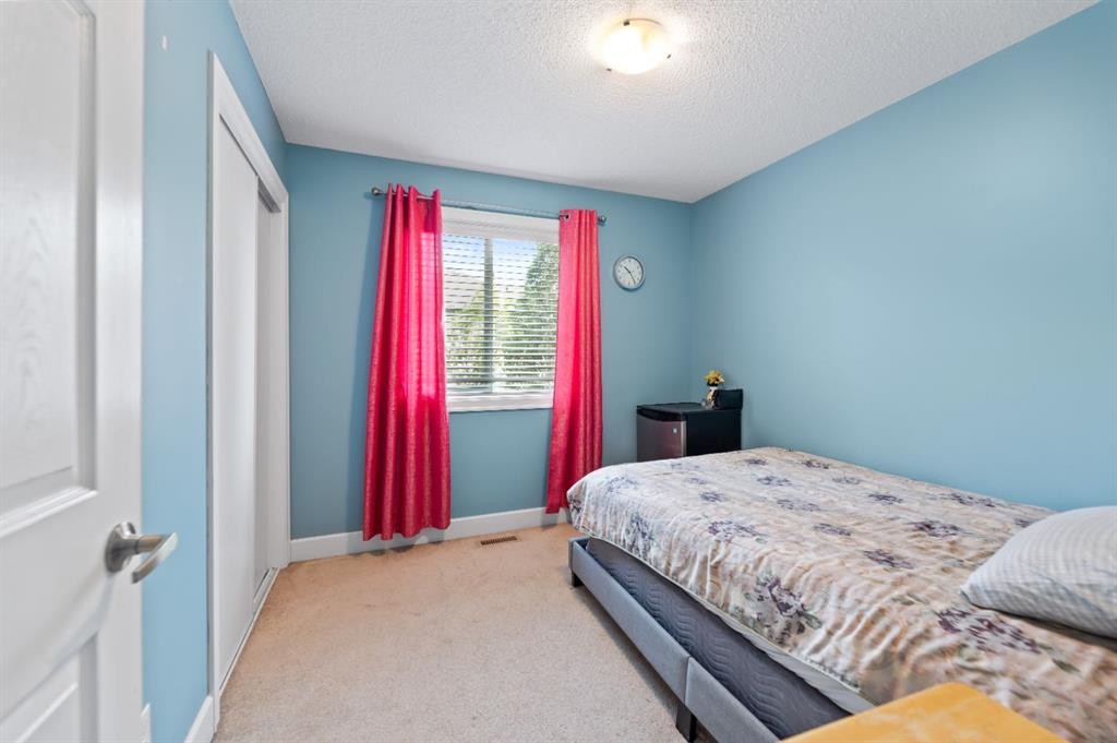 935 Windhaven Close Sw, Airdrie, AB - Indoor Photo Showing Bedroom