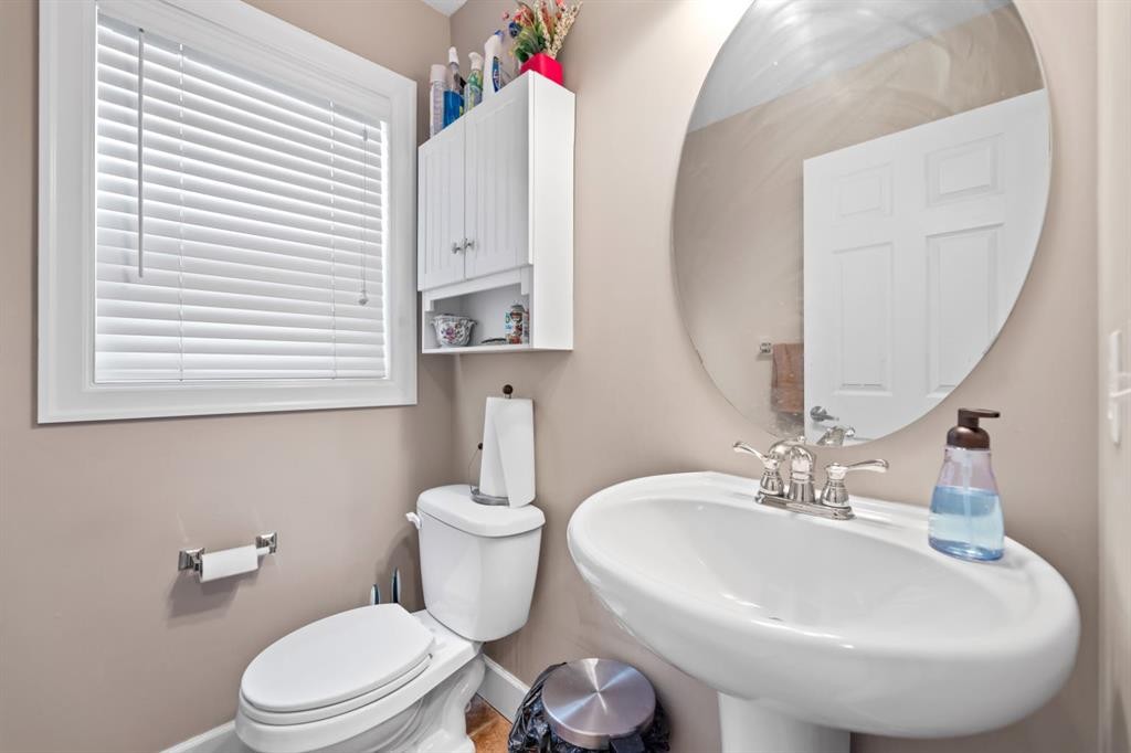 935 Windhaven Close Sw, Airdrie, AB - Indoor Photo Showing Bathroom