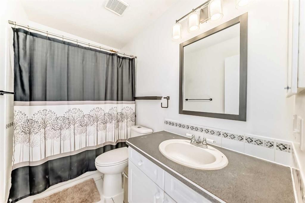 79 Hidden Crescent Nw, Calgary, AB - Indoor Photo Showing Bathroom