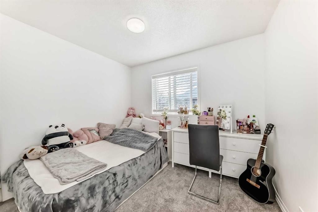 79 Hidden Crescent Nw, Calgary, AB - Indoor Photo Showing Bedroom