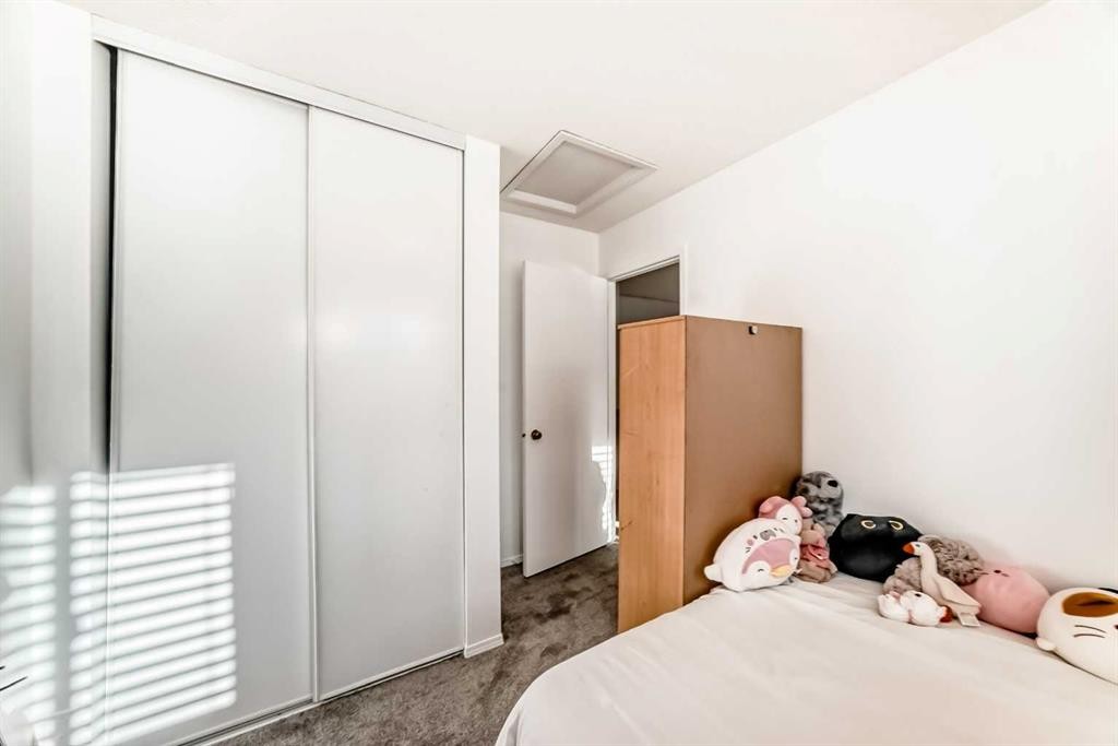 79 Hidden Crescent Nw, Calgary, AB - Indoor Photo Showing Bedroom