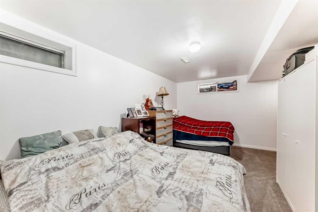 79 Hidden Crescent Nw, Calgary, AB - Indoor Photo Showing Bedroom