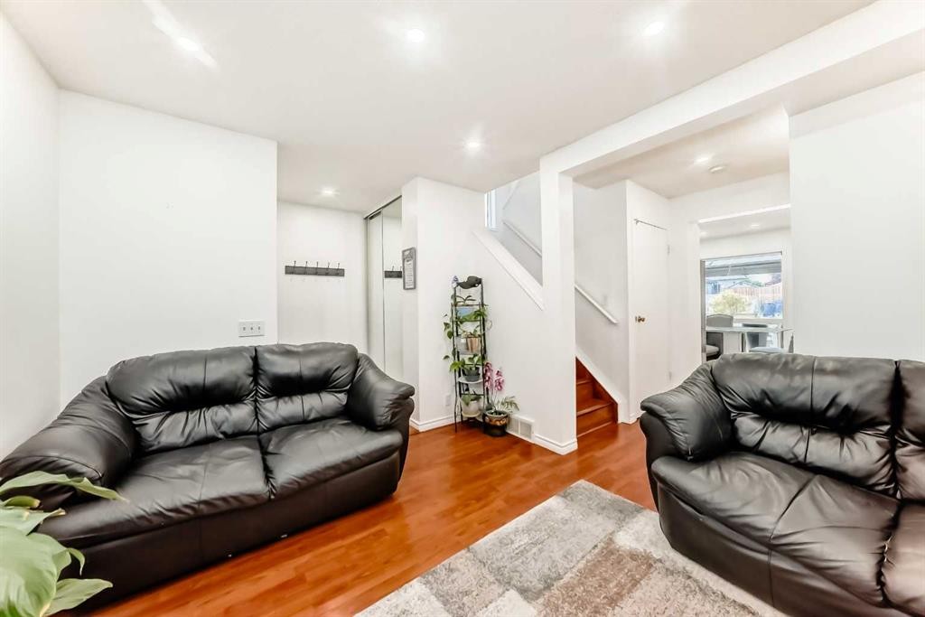 79 Hidden Crescent Nw, Calgary, AB - Indoor Photo Showing Living Room