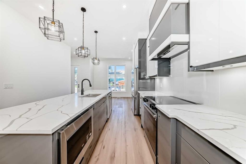 2371 20 Avenue Nw, Calgary, AB - Indoor Photo Showing Kitchen With Double Sink With Upgraded Kitchen