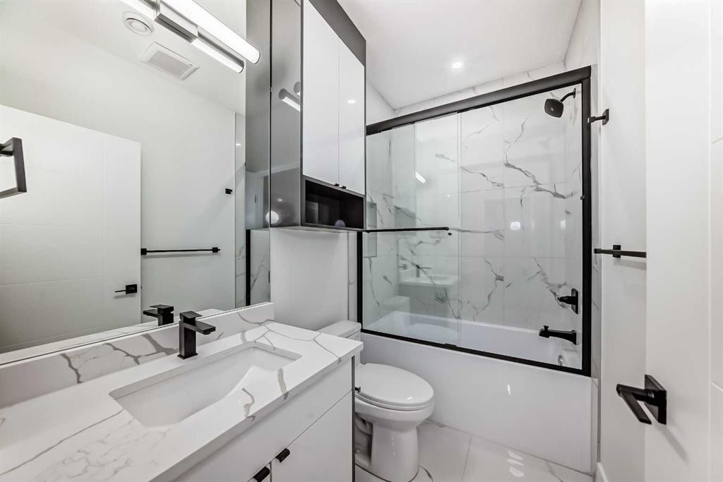 2371 20 Avenue Nw, Calgary, AB - Indoor Photo Showing Bathroom