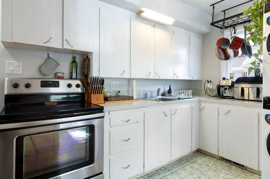 2816 18 Street Sw, Calgary, AB - Indoor Photo Showing Kitchen