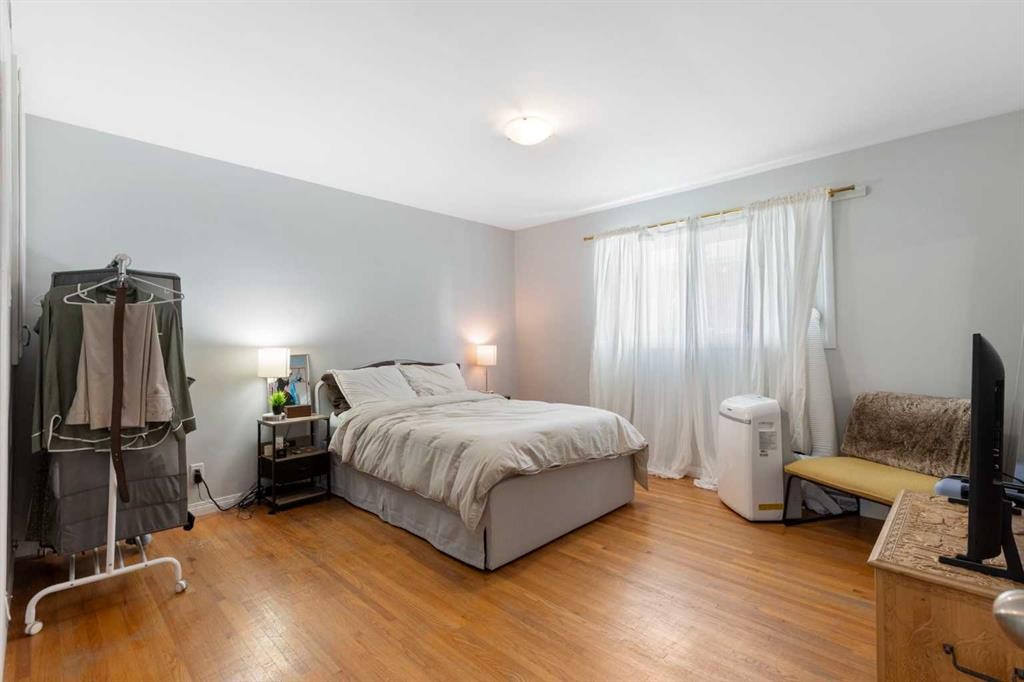 2816 18 Street Sw, Calgary, AB - Indoor Photo Showing Bedroom