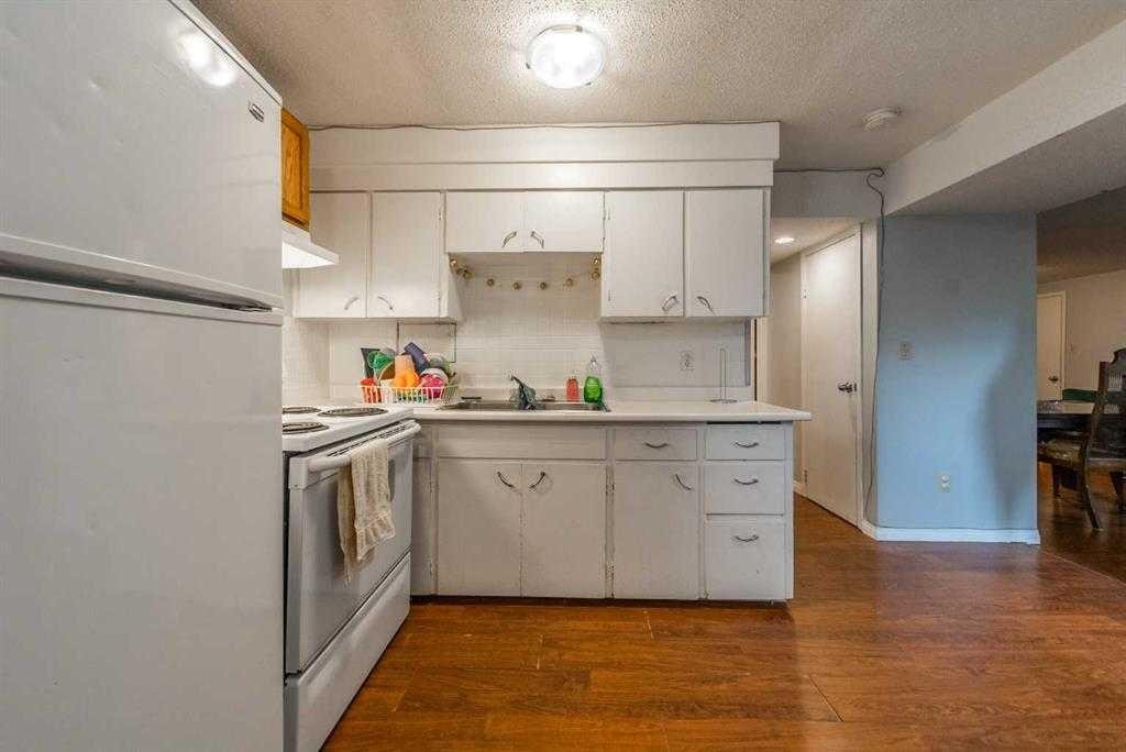 2816 18 Street Sw, Calgary, AB - Indoor Photo Showing Kitchen
