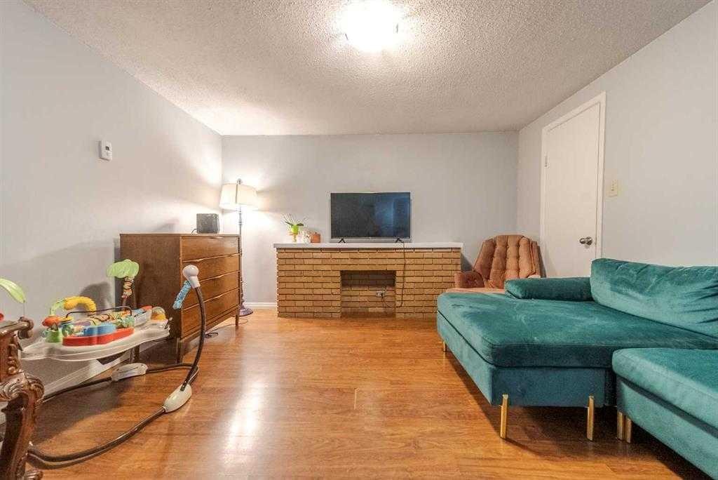 2816 18 Street Sw, Calgary, AB - Indoor Photo Showing Living Room