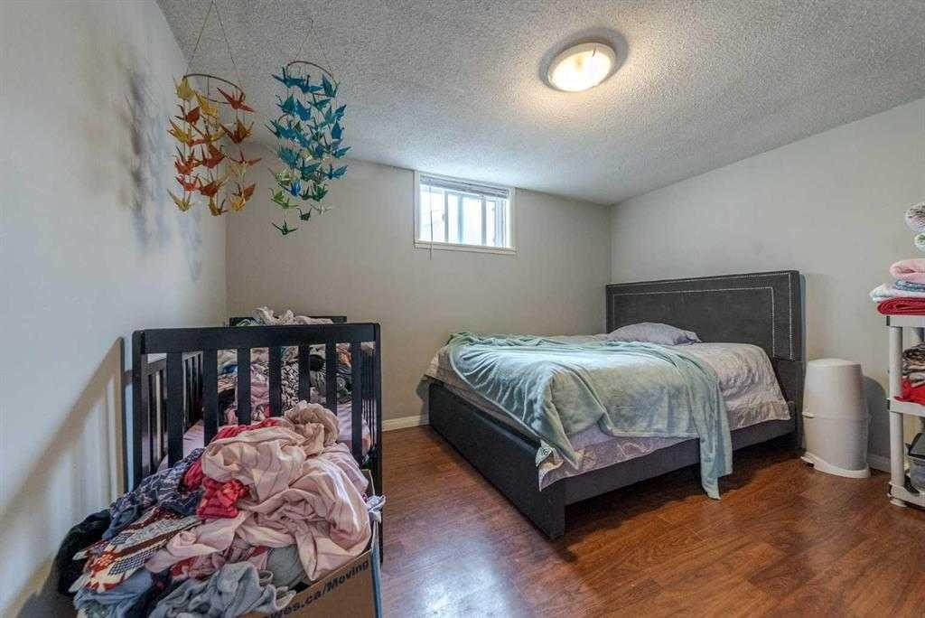 2816 18 Street Sw, Calgary, AB - Indoor Photo Showing Bedroom