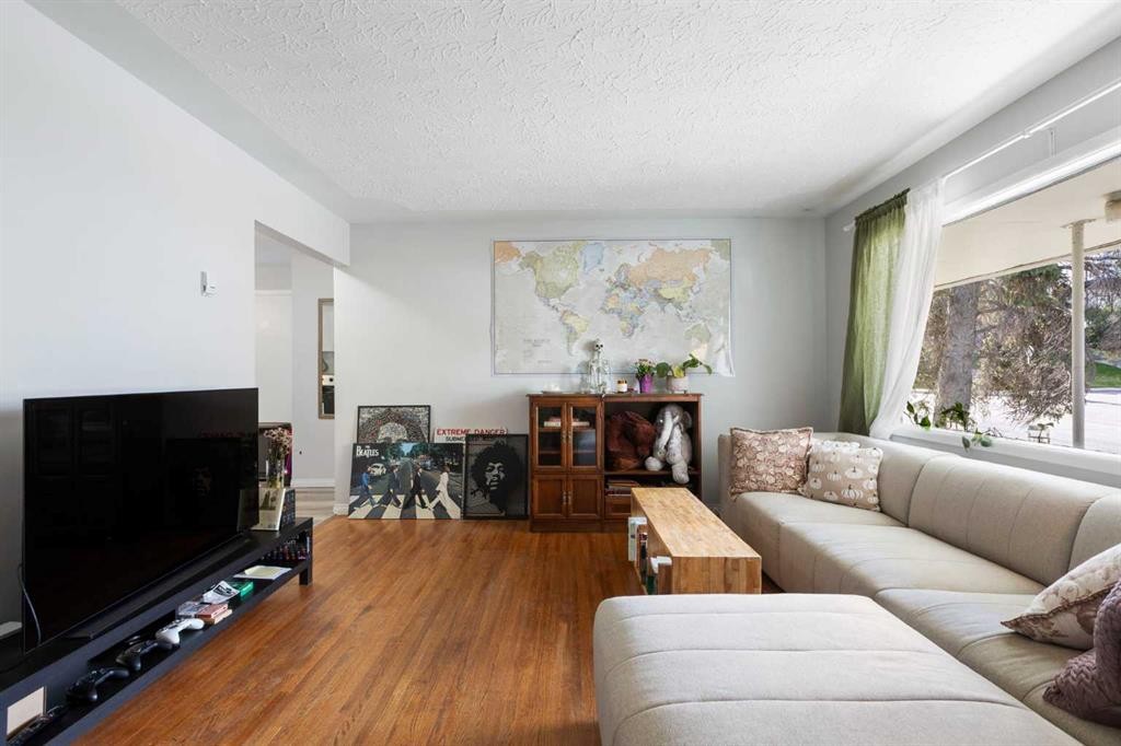 2816 18 Street Sw, Calgary, AB - Indoor Photo Showing Living Room