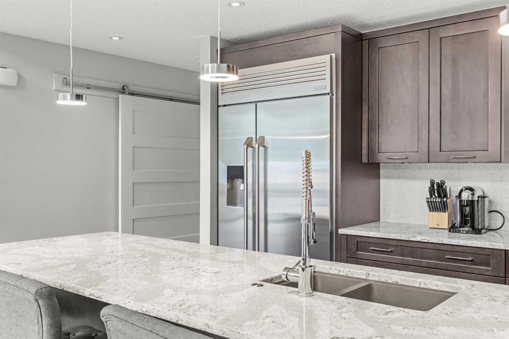 204-105 Stewart Creek Rise Sw, Canmore, AB - Indoor Photo Showing Kitchen With Double Sink With Upgraded Kitchen