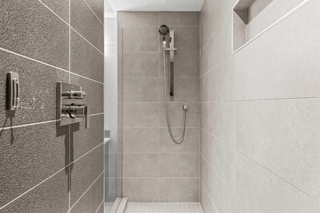 204-105 Stewart Creek Rise Sw, Canmore, AB - Indoor Photo Showing Bathroom