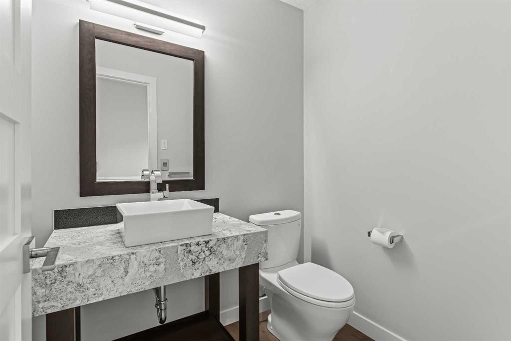 204-105 Stewart Creek Rise Sw, Canmore, AB - Indoor Photo Showing Bathroom
