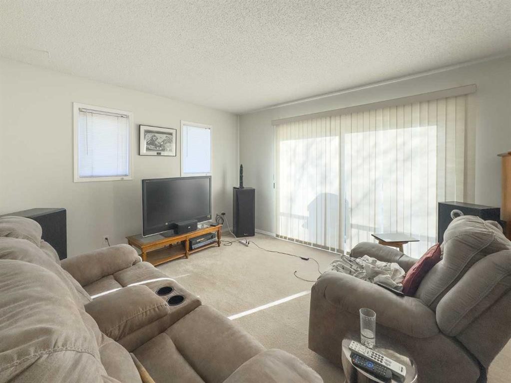 3 Alberta Avenue, Okotoks, AB - Indoor Photo Showing Living Room
