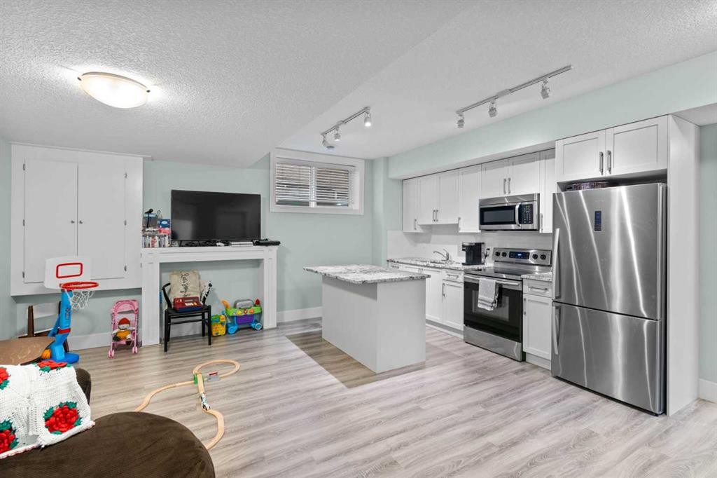 148 Baysprings Court Sw, Airdrie, AB - Indoor Photo Showing Kitchen