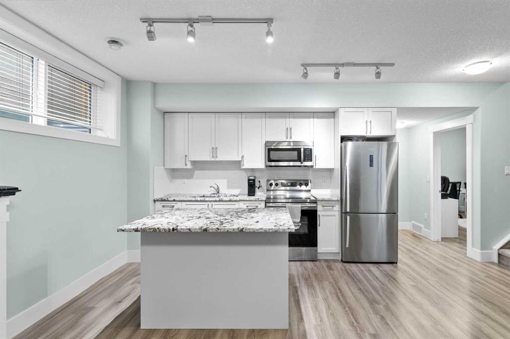 148 Baysprings Court Sw, Airdrie, AB - Indoor Photo Showing Kitchen