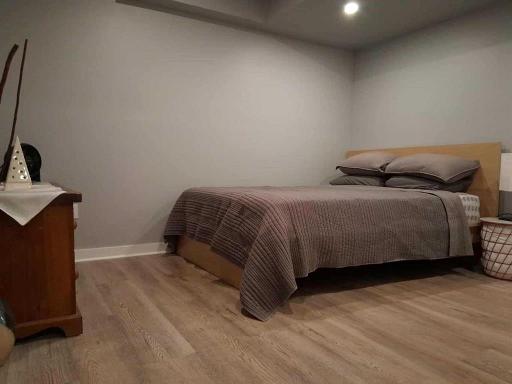 49 Fireside Bend, Cochrane, AB - Indoor Photo Showing Bedroom
