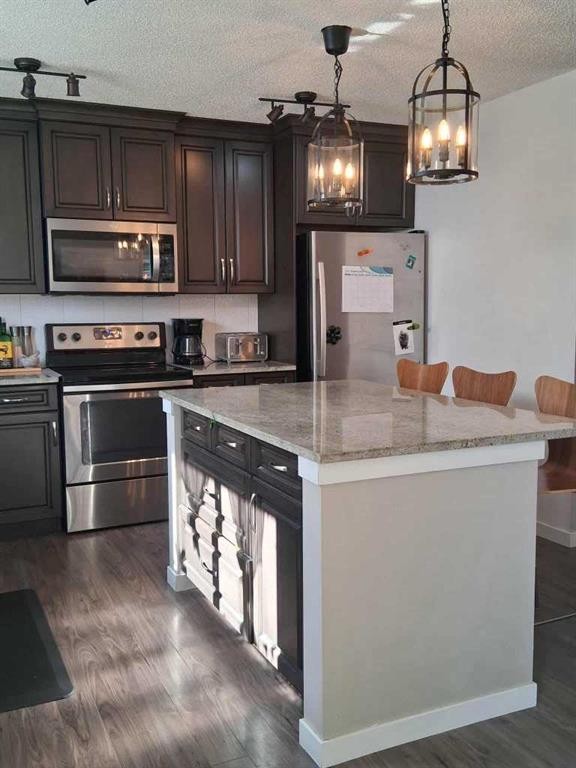 49 Fireside Bend, Cochrane, AB - Indoor Photo Showing Kitchen