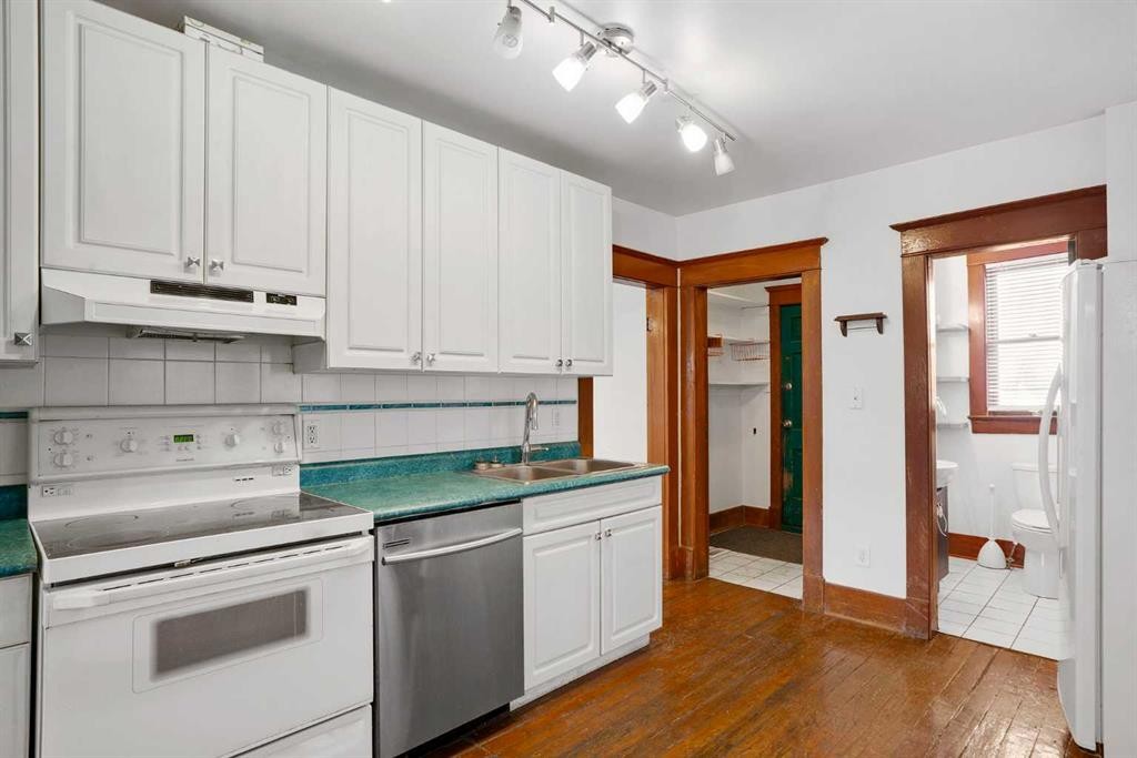 2452 28 Avenue Sw, Calgary, AB - Indoor Photo Showing Kitchen