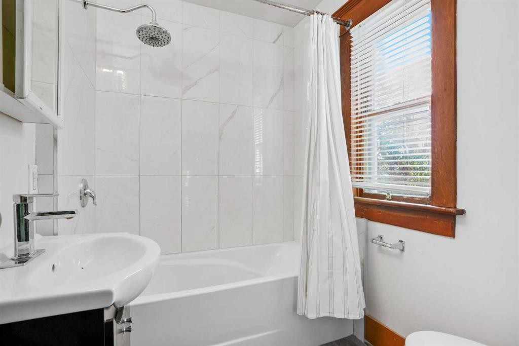 2452 28 Avenue Sw, Calgary, AB - Indoor Photo Showing Bathroom