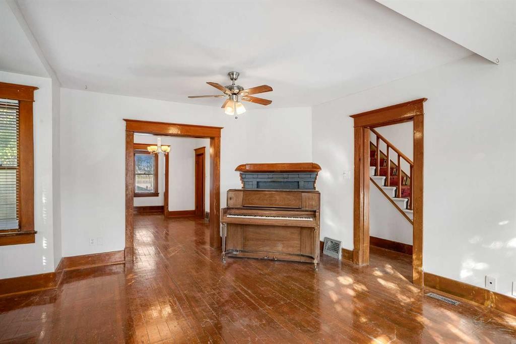 2452 28 Avenue Sw, Calgary, AB - Indoor Photo Showing Other Room