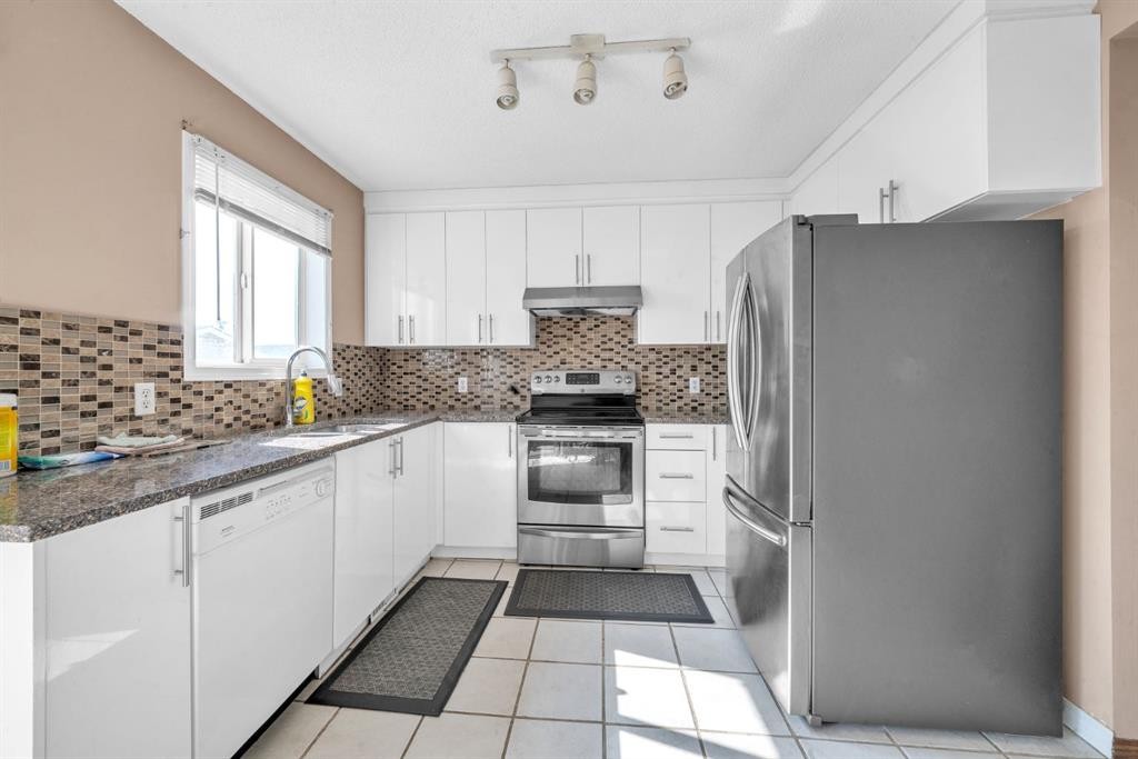 18 Martinvalley Way Ne, Calgary, AB - Indoor Photo Showing Kitchen With Upgraded Kitchen