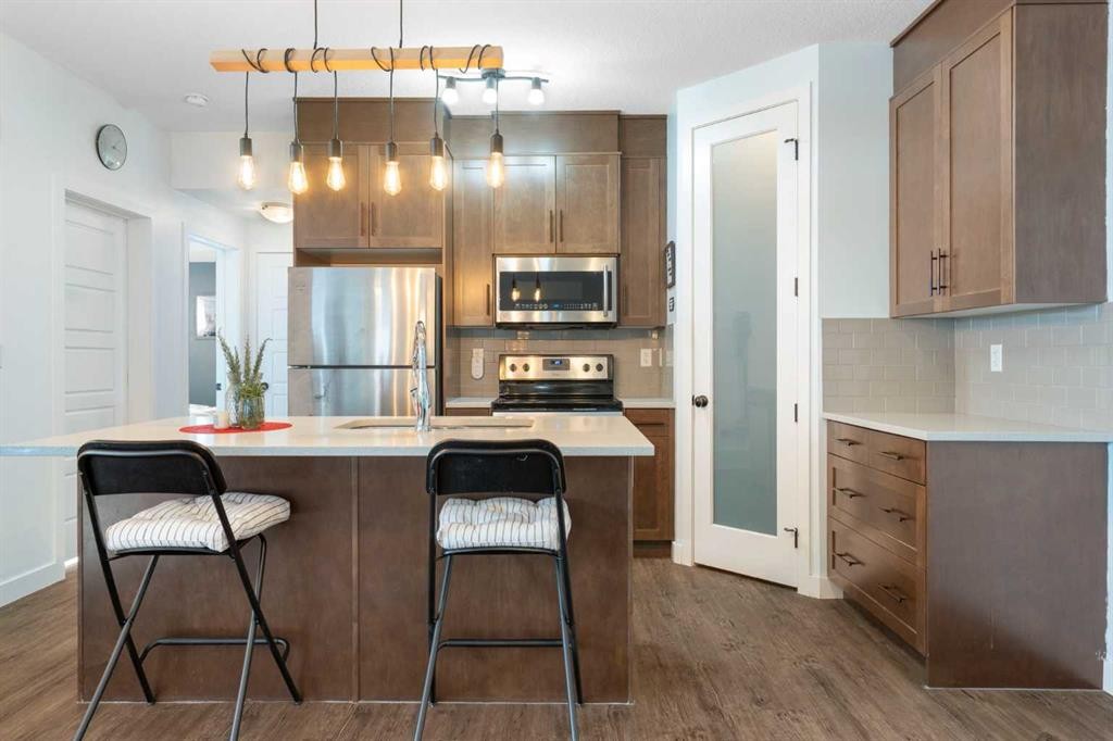 1104-2461 Baysprings Link Sw, Airdrie, AB - Indoor Photo Showing Kitchen With Upgraded Kitchen