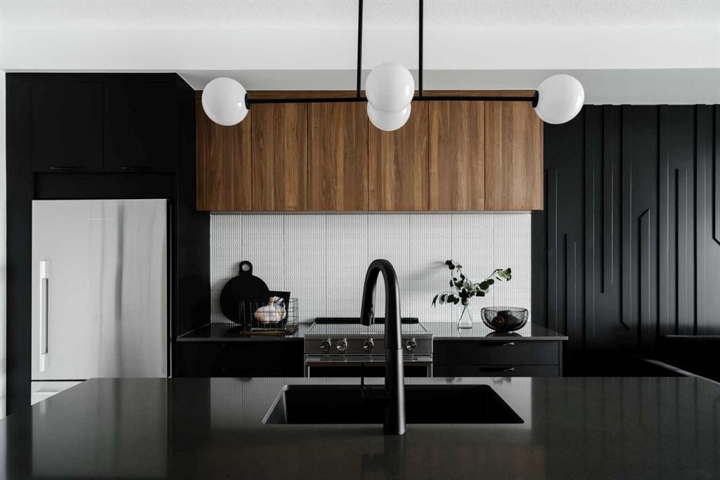 1313-14910 1 Street Nw, Calgary, AB - Indoor Photo Showing Kitchen With Upgraded Kitchen