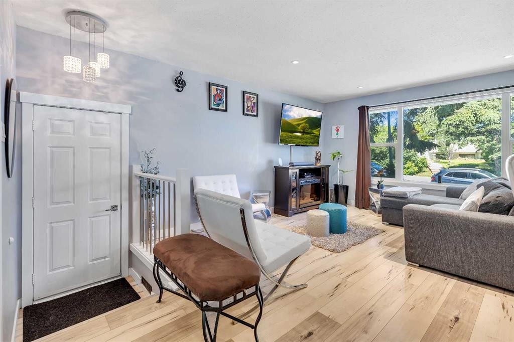 440 Foritana Road Se, Calgary, AB - Indoor Photo Showing Living Room