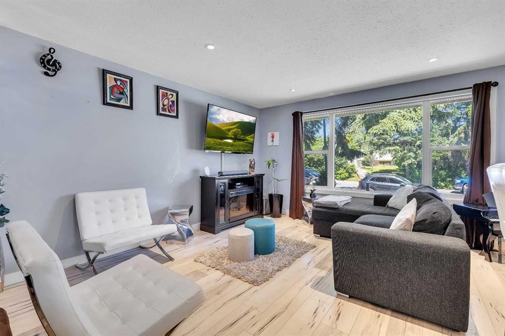 440 Foritana Road Se, Calgary, AB - Indoor Photo Showing Living Room