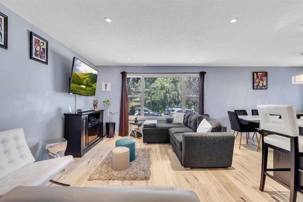 440 Foritana Road Se, Calgary, AB - Indoor Photo Showing Living Room