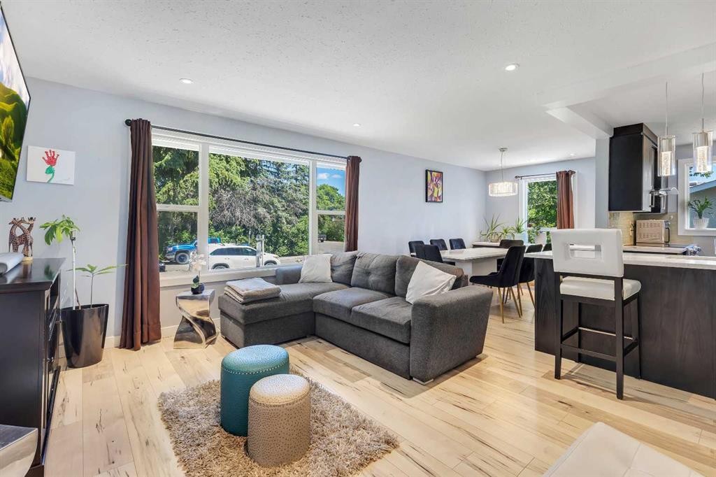 440 Foritana Road Se, Calgary, AB - Indoor Photo Showing Living Room