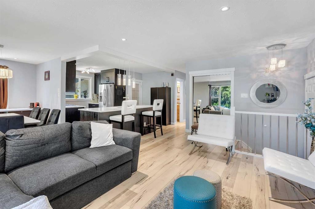 440 Foritana Road Se, Calgary, AB - Indoor Photo Showing Living Room