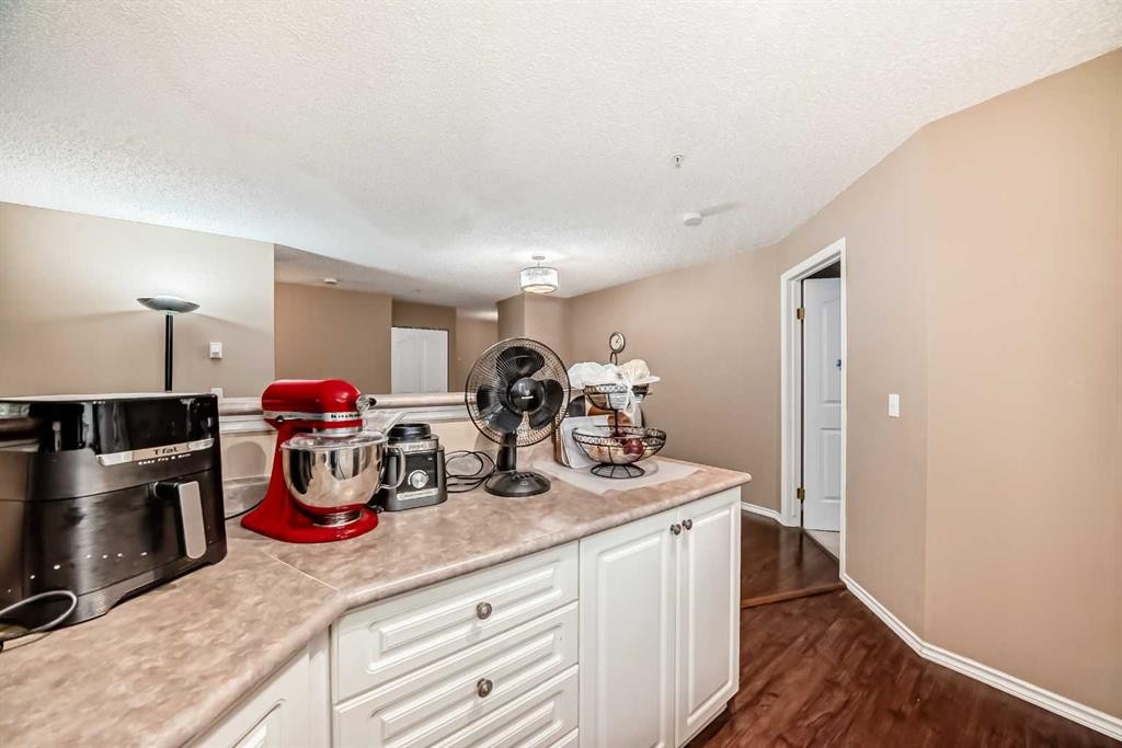 119-6000 Somervale Court Sw, Calgary, AB - Indoor Photo Showing Kitchen
