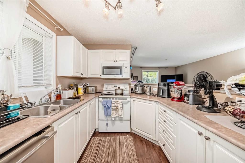 119-6000 Somervale Court Sw, Calgary, AB - Indoor Photo Showing Kitchen With Double Sink