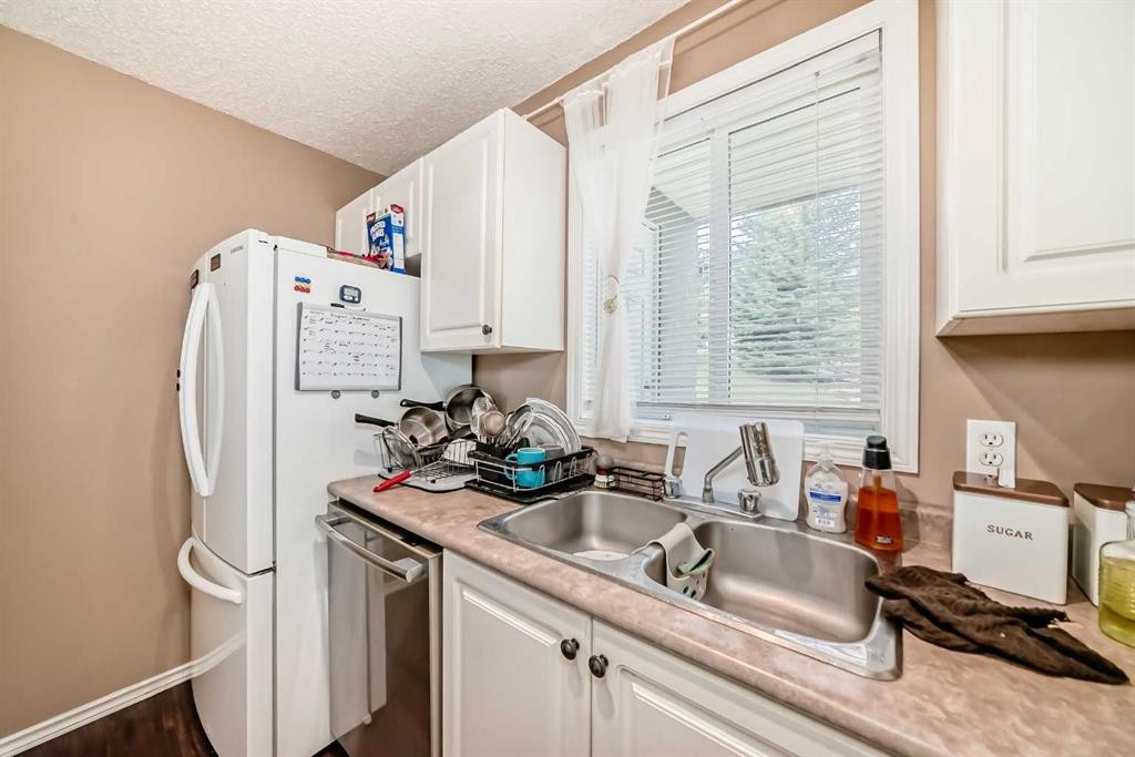 119-6000 Somervale Court Sw, Calgary, AB - Indoor Photo Showing Kitchen With Double Sink