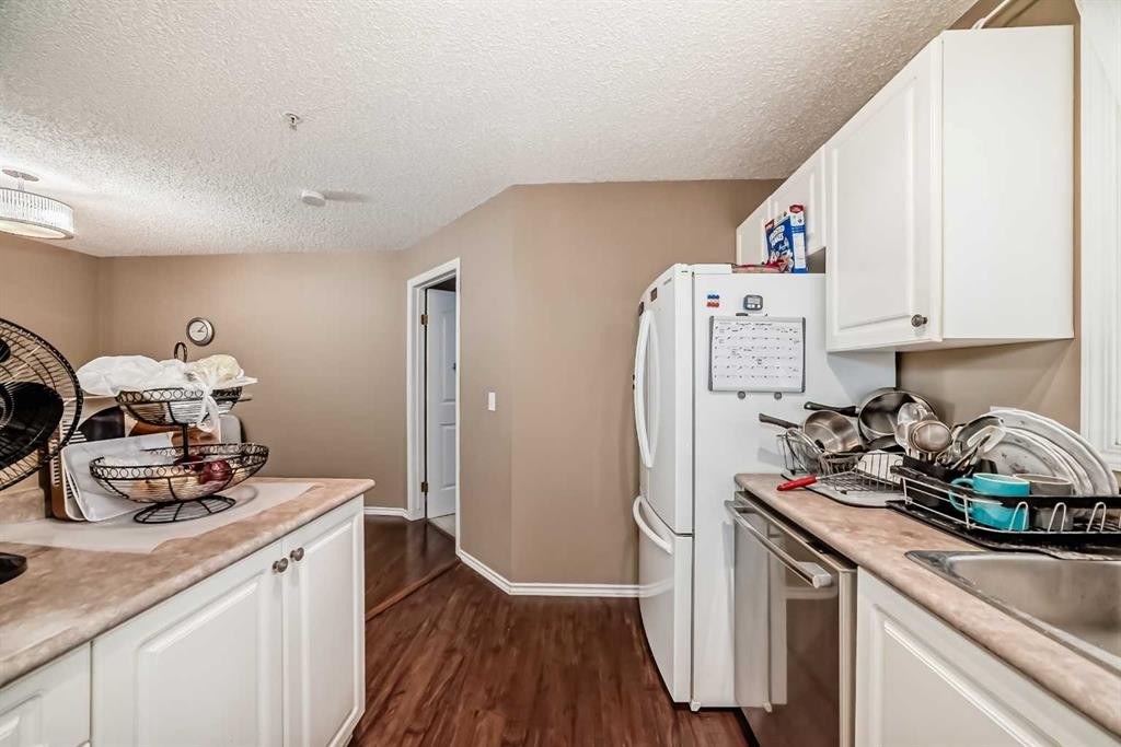 119-6000 Somervale Court Sw, Calgary, AB - Indoor Photo Showing Kitchen