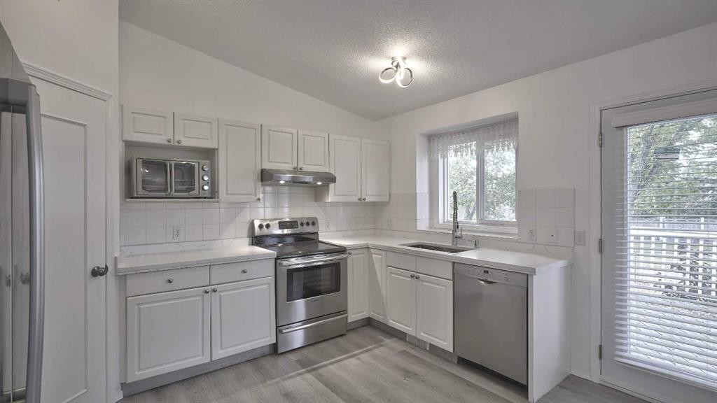 160 Riverstone Crescent Se, Calgary, AB - Indoor Photo Showing Kitchen