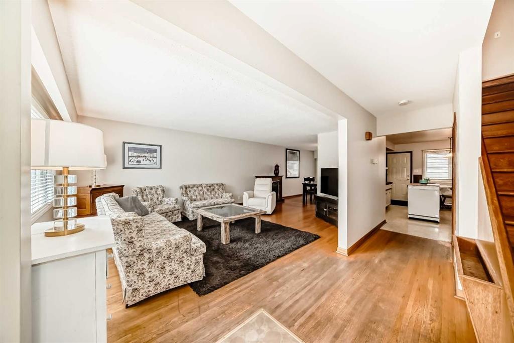 5115 5 Street Sw, Calgary, AB - Indoor Photo Showing Living Room