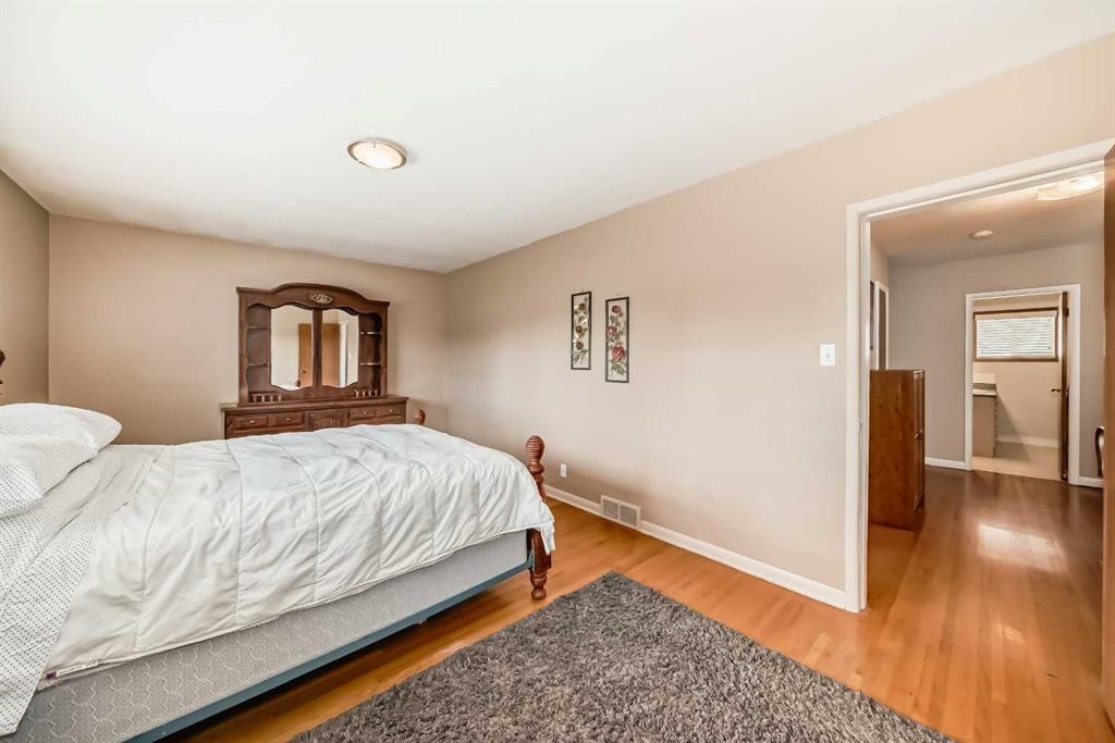 5115 5 Street Sw, Calgary, AB - Indoor Photo Showing Bedroom