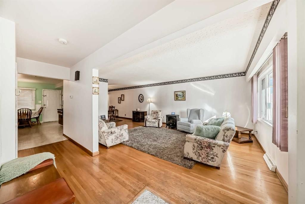 5115 5 Street Sw, Calgary, AB - Indoor Photo Showing Other Room